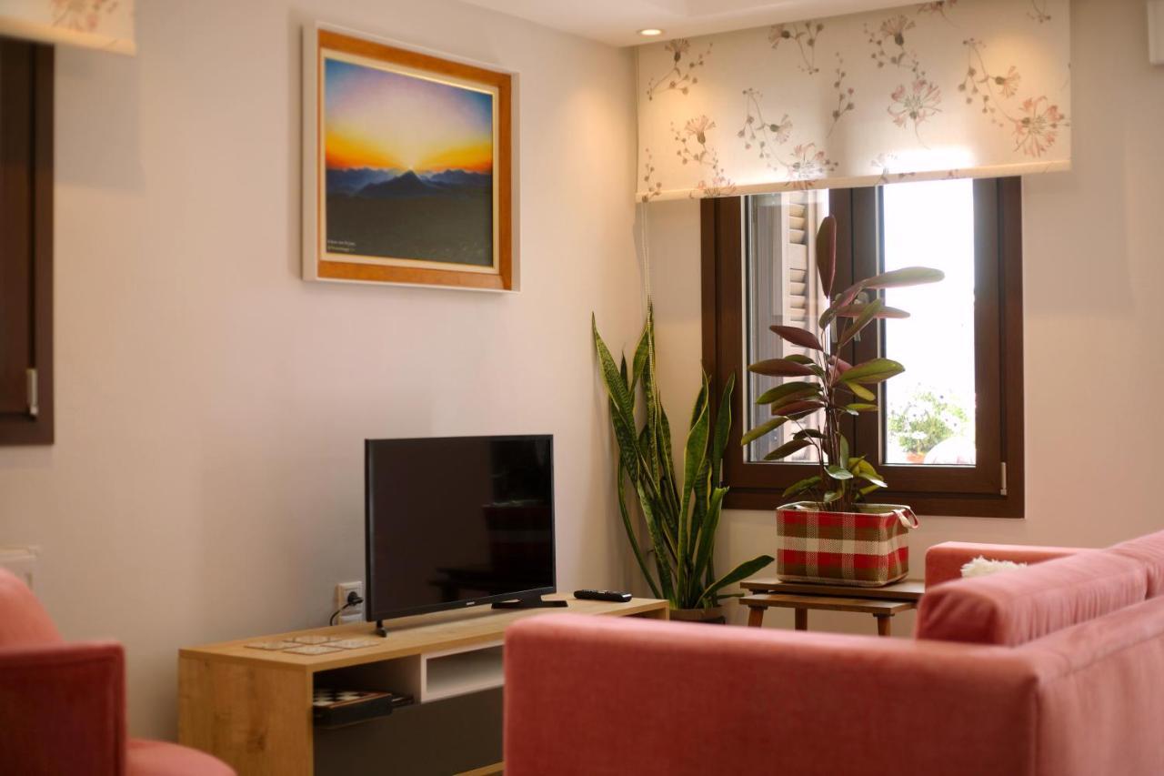 Το Σπίτι Της Ευτυχίας Σουίτα Apartman Karpeníszi Kültér fotó