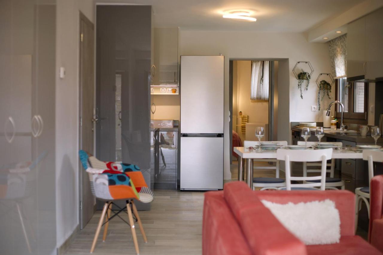 Το Σπίτι Της Ευτυχίας Σουίτα Apartman Karpeníszi Kültér fotó