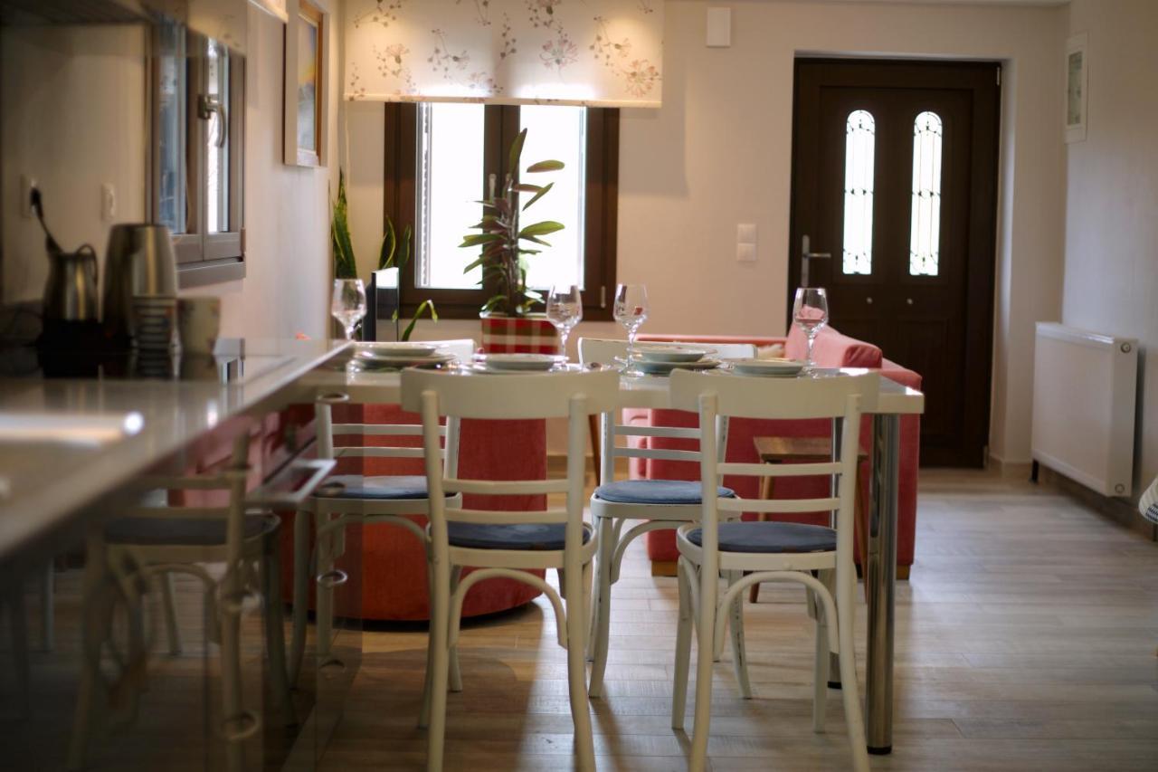 Το Σπίτι Της Ευτυχίας Σουίτα Apartman Karpeníszi Kültér fotó
